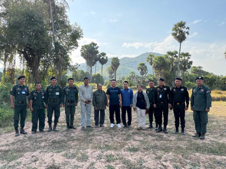 ឯកឧត្តមបណ្ឌិត ហ៊ុន សុខា ទីប្រឹក្សាសម្ដេចតេជោ ហ៊ុន សែន ដឹកនាំក្រុមការងារ ចុះពិនិត្យមើលការស្ថាបនាផ្លូវមួយខ្សែប្រវែង១៣០០ម៉ែត្រ នៅភូមិព្រៃឈើទាល និងភូមិអង្គរំដួល ឃុំអង្គរជ័យ ស្រុកអង្គរជ័យ ខេត្តកំពត