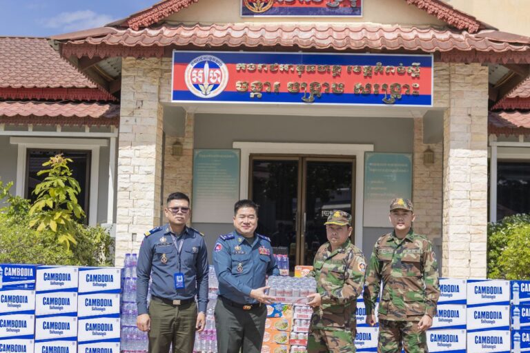 រោម​ស្មារតី​មនុស្សធម៏​និងយកគំរូ​ដឹក​នាំ​ប្រ​កបដោយគុណធម៏ លោកឧត្តមសេនីយ៍ត្រី ម៉េង ស្រ៊ុន ប្រគល់នូវសម្ភារៈគ្រឿងឧបភោគបរិភោគមួយចំនួន​តាមរយៈ​ លោកឧត្តមសេនីយ៍ត្រី ចាយ សារិទ្ធ ដើម្បីយកទៅចែកជូនបន្តដល់កងកម្លាំងជួរមុខតាមបន្ទាត់ព្រំដែន កម្ពុជា​-ថៃ