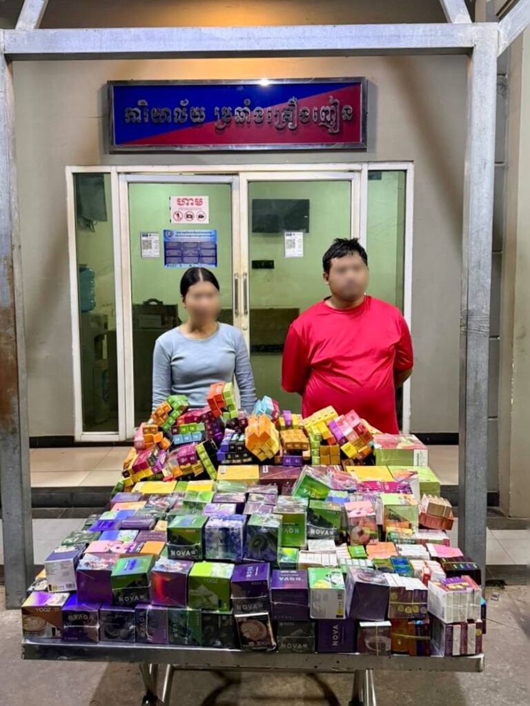 ឧបករណ៍អេឡិចត្រូនិកសម្រាប់ជក់សារធាតុគីមី សរុបជាងពីរពាន់ ត្រូវបានអាវុធហត្ថរាជធានីភ្នំពេញបង្ក្រាប!