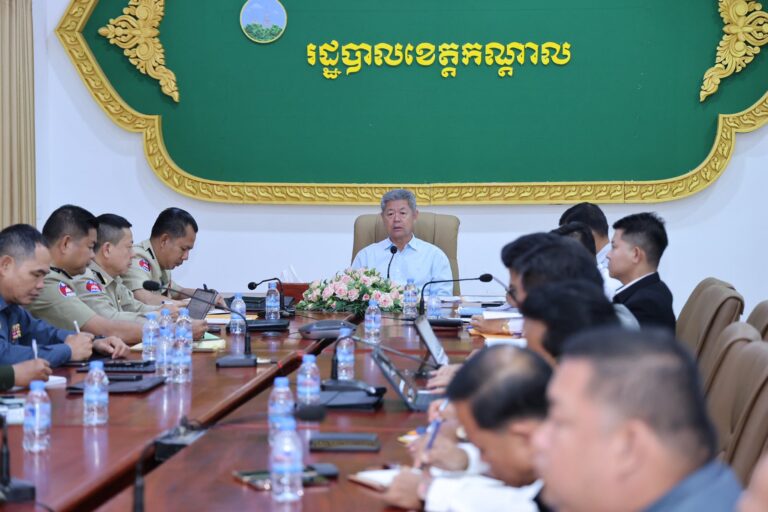 ឯកឧត្ដម គួច ចំរើន អភិបាលខេត្តកណ្ដាល អញ្ជេីញដឹកនាំកិច្ចប្រជុំពិនិត្យរៀបចំកំណត់ហេតុចុះត្រួតពិនិត្យទីតាំងបុគ្គលិកចាក់ចេញពីកន្លែង ធ្វើការងារពាក់ព័ន្ធនឹង Online Scams