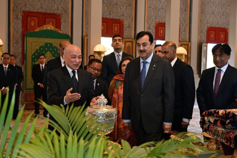 ព្រះករុណា ព្រះមហាក្សត្រ ព្រះបរមរាជានុញ្ញាតជូន ឯកឧត្តមប្រធានព្រឹទ្ធសភាប៉ាគីស្ថាន ចូលក្រាបបង្គំគាល់