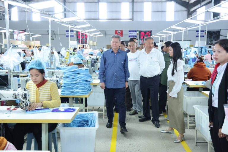 អាជ្ញាធរខេត្តកណ្ដាល និងក្រសួងពាក់ព័ន្ធ បានចុះពិនិត្យស្ថានភាពរោងចក្រ ស៊ី ហាវ ហ៊ែនប៊ែន ឯ.ក ក្នុងស្រុកមុខកំពូល