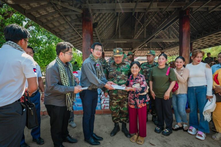 ឯកឧត្តម ហៃ វណ្ណា បានពាំនាំការសាកសួរសុខទុក្ខពីសម្ដេចតេជោ ហ៊ុន សែន ជូនដល់វីរៈកងទ័ព ក្រុមគ្រួសារកងទ័ព និងសិស្សានុសិស្សនៅតំបន់ប្រតិបត្តិការខេត្តព្រះវិហារ