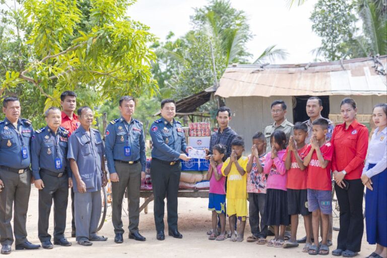 ក្រោម​មេឃ​តែមួយ​ តែវាសនាខុសគ្នា!ជីវិត​ជួបការលំបាក​​ ខ្វះខាតក្នុងជីវភាពរស់នៅ ទទួល​បន្ទុកចិញ្ជឹមកូននិងចៅ៦នាក់​​ ពេលនេះ​ទទួល​បានការ​ឧបត្ថម្ភ​ជាថវិការរួមទាំងសម្ភារៈ​គ្រឿងឧបភោគបរិភោគ​ពី​លោកឧត្តមសេនីយ៍ត្រី ម៉េង ស្រ៊ុន មេបញ្ជាការ កងរាជអាវុធហត្ថខេត្តកំពង់ស្ពឺ…