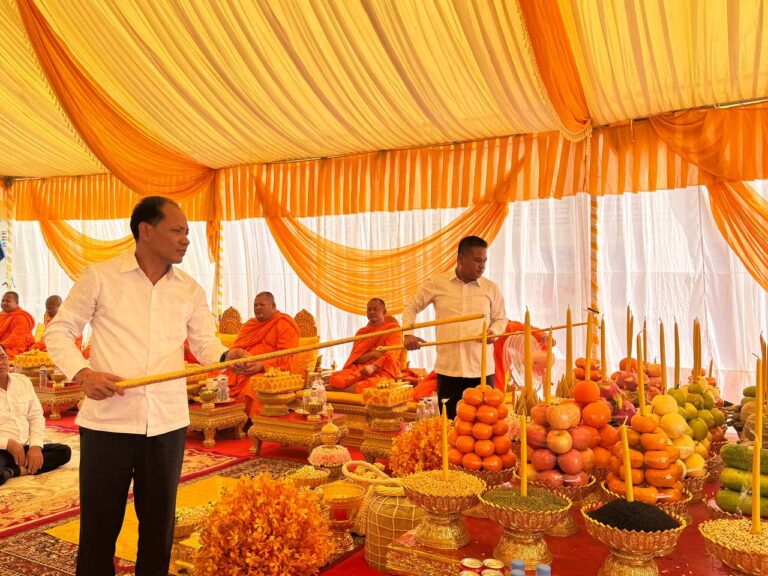 ឯកឧត្តម ភឺន ផល្លា តំណាងដ៏ខ្ពង់ខ្ពស់ សម្តេចតេជោ ហ៊ុន សែន អញ្ជើញជាអធិបតី ក្នុងពិធីបញ្ចុះបឋមសិលា និងបុកគ្រឹះសាងសង់អាគារសិក្សាមួយខ្នង កម្ពស់៣ជាន់ មានចំនួន១៨បន្ទប់ នៅវិទ្យាល័យហ៊ុនសែន ព្រែកលួង