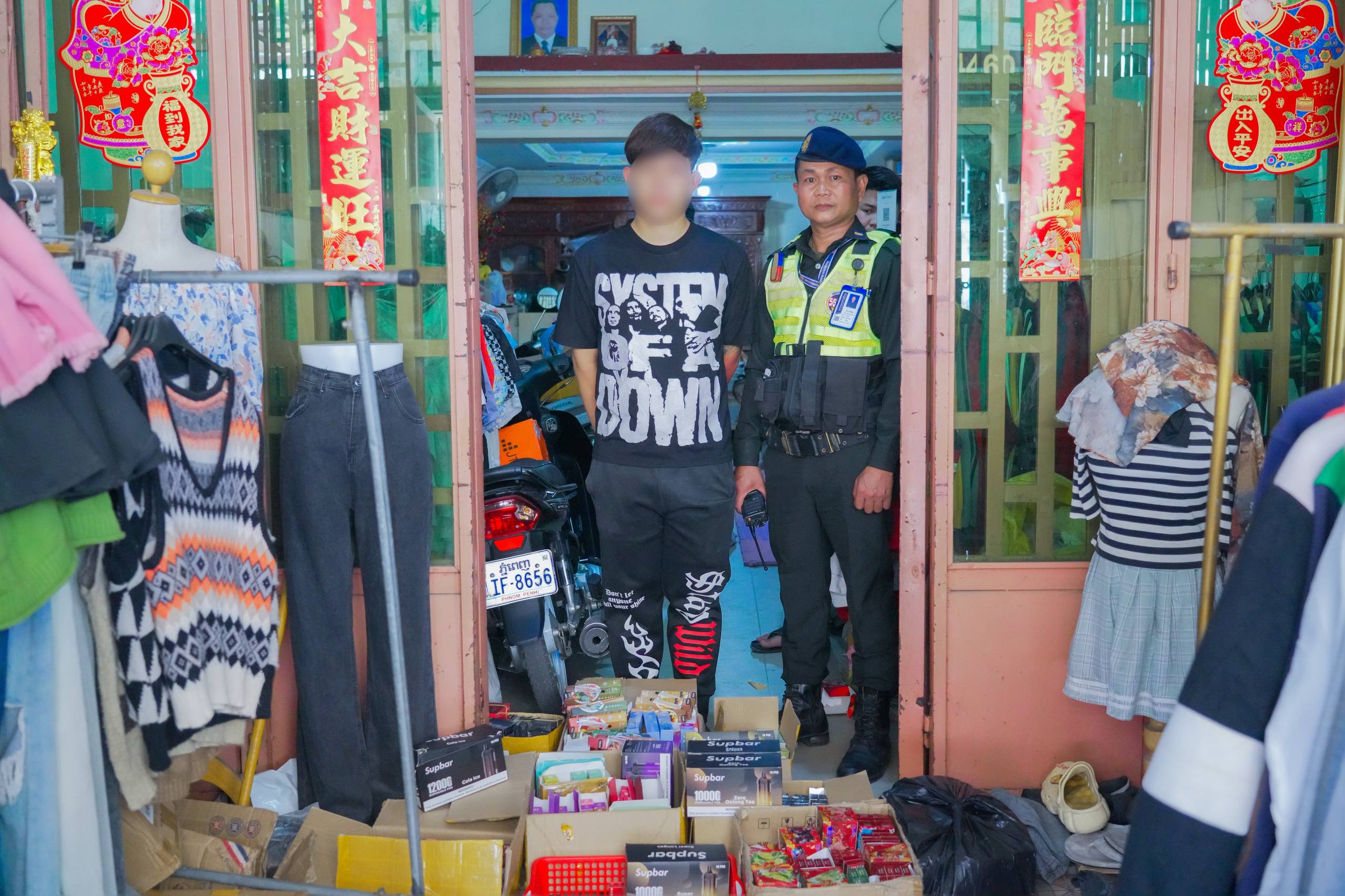 ឧបករណ៍អេឡិចត្រូនិកសម្រាប់ជក់សារធាតុគីមី ជាង ១៣០០គ្រឿង ត្រូវបានអាវុធហត្ថរាជធានីភ្នំពេញបង្ក្រាប ក្នុងខណ្ឌមានជ័យ!