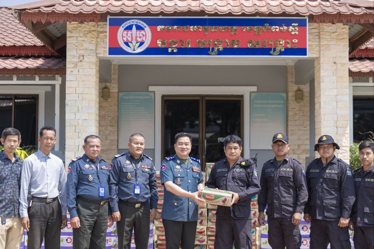 លោកឧត្តមសេនីយ៍ត្រី ម៉េង ស្រ៊ុន មេបញ្ជាការ បានចាត់ឲ្យក្រុមការងារកងរាជអាវុធហត្ថរៀបចំចាត់ចែងនូវសម្ភារៈមួយចំនួន ក្នុងការជួយ​ឧបត្ថម្ភ​ដល់​ បងប្អូន​វីរៈ​កងទ័ព​ជួរមុខ​ អង្គភាព​វរសេនាតូច៦១ ​បញ្ជា​ការដ្ឋានរថក្រោះ អគ្គបញ្ចាការ ឈរជើងនៅទិសខេត្តព្រះវិហារ…