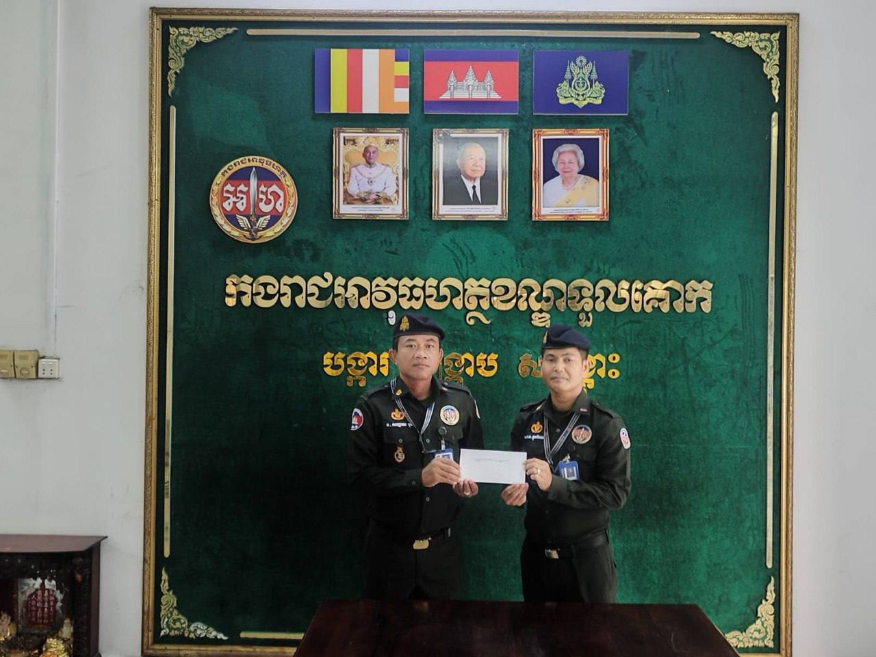 ក្រុមការងារ អាវុធហត្ថខណ្ឌទួលគោក ប្រគល់ថវិការឧបត្ថម្ភគ្រួសារសមាជិក ដែលមានប្រពន្ធទើបតែសម្រាលកូន!