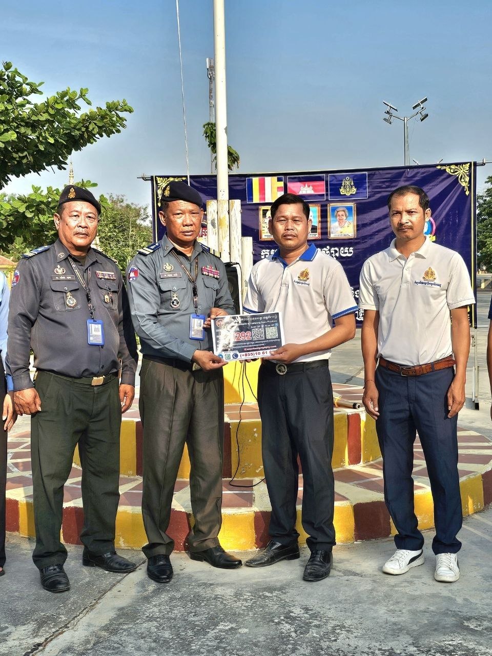 លោក​ឧត្តម​សេនីយ៍​ត្រី​​​ ម៉េ​ង​​​ ស្រ៊ុន​​​ មេបញ្ជាការ បាន​​ដាក់បទបញ្ជា​ឱ្យកម្លាំងជំនាញកង​រាជ​អាវុធហត្ថខេត្ត​កំពង់ស្ពឺ បន្តចុះ​ផ្សព្វផ្សាយលើកកម្ពស់ការអប់រំដើម្បីសហគមន៍គ្មានគ្រឿងញៀន ក្មេងទំនើង​ និងលេខ​ទូរស័ព្ទអន្តរាគមន៍សង្គ្រាះបន្ទាន់ Hotline 1292 នៅសាលាវិទ្យាល័យសម្ដេចឪ សម្ដេចម៉ែ ស្រុកបសេដ្ឋ…