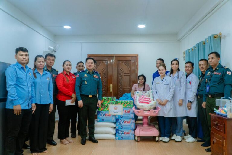 លោកឧត្តមសេនីយ៍ត្រី ម៉េង ស្រ៊ុន មេបញ្ជាការ បានអញ្ជើញដឹកនាំក្រុមការងារកងរាជអាវុធហត្ថ​ខេត្ត​កំពង់ស្ពឺ​ ចុះសួរសុខទុក្ខលោកស្រី ជា សុខលី ត្រូវជាភរិយារបស់ លោកអនុសេនីយ៍ឯក បេន រដ្ឋា នាយការិយាល័យផែនការ មន្ទីរកសាងកម្លាំង ដែលកំពុងសម្រាកឆ្លងទន្លេនៅមន្ទីរពេទ្យ…