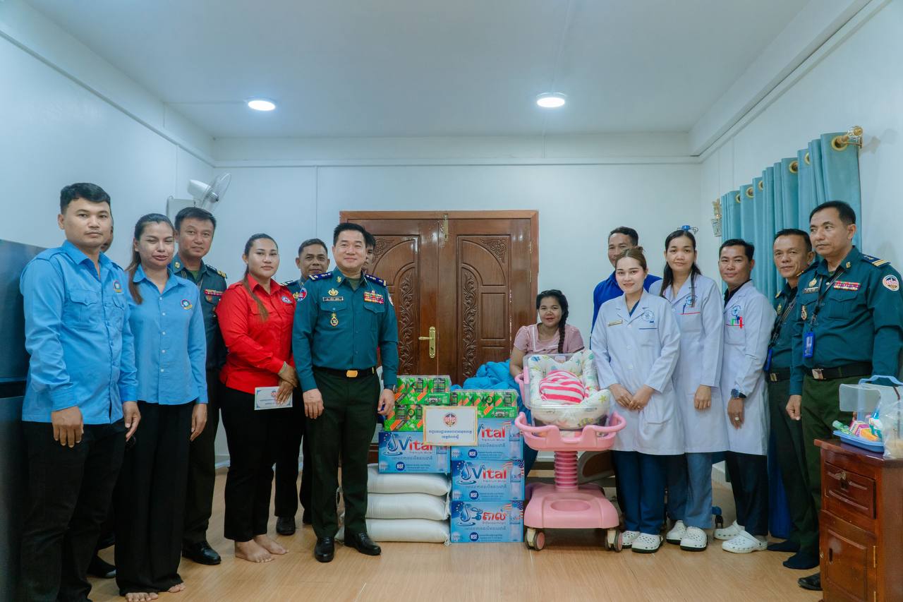 លោកឧត្តមសេនីយ៍ត្រី ម៉េង ស្រ៊ុន មេបញ្ជាការ បានអញ្ជើញដឹកនាំក្រុមការងារកងរាជអាវុធហត្ថ​ខេត្ត​កំពង់ស្ពឺ​ ចុះសួរសុខទុក្ខលោកស្រី ជា សុខលី ត្រូវជាភរិយារបស់ លោកអនុសេនីយ៍ឯក បេន រដ្ឋា នាយការិយាល័យផែនការ មន្ទីរកសាងកម្លាំង ដែលកំពុងសម្រាកឆ្លងទន្លេនៅមន្ទីរពេទ្យ…