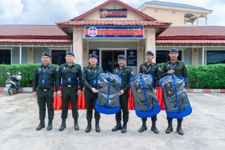 លោកឧត្តមសេនីយ៍ត្រី ម៉េង ស្រ៊ុន មេបញ្ជាការ បានអញ្ជើញ​ជា​អធិបតី​ចែកនូវឯកសណ្ធានប្រតិបត្តិការកាត់ចំនួន៨៤កំផ្លេរ ដល់នាយទាហាន នាយទាហានរង កងអនុសេនាធំចល័ត