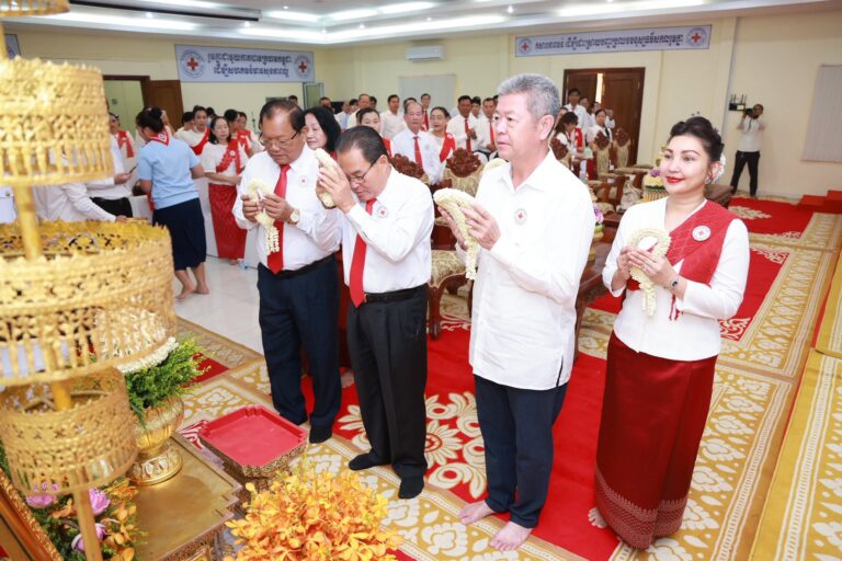 សាខាកាកបាទក្រហមកម្ពុជាខេត្តកណ្តាល បានរៀបចំពិធីសូត្រមន្តចម្រើនព្រះបរិត្ត រាប់បាត្រ និងប្រគេនទេយ្យវត្ថុចំពោះព្រះសង្ឃ ៩អង្គ ថ្វាយព្រះរាជកុសល សម្ដេចព្រះមហាក្សត្រី នរោត្តម មុនិនាថ សីហនុ ព្រះវររាជមាតាជាតិខ្មែរ ព្រះប្រធានកិត្តិយសកាកបាទក្រហមកម្ពុជា ជាទីគោរពសក្ការៈដ៏ខ្ពង់ខ្ពស់បំផុត ក្នុងឱកាសនៃព្រះរាជពិធីបុណ្យចម្រើនព្រះជន្មវឌ្ឍនមង្គលគម្រប់ ៩០ យាងចូល ៩១ព្រះវស្សា ..!!