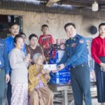 លោកឧត្តមសេនីយ៍ត្រី ម៉េង ស្រ៊ុន មេបញ្ជាការ កងរាជអាវុធហត្ថខេត្តកំពង់ស្ពឺ​​​ បាន​បន្ត​ដឹកនាំ​ក្រុមការងារកងរាជអាវុធហត្ថ​ចុះ​សួរសុខទុក្ខប្រជាពលរដ្ឋមានជីវភាពខ្វះខាត ជួបការលំបាក១គ្រួសារ​ ឈ្មោះ​លោកយាយ នុត ពេញ អាយុ៧២ឆ្នាំ មានកូន៤នាក់​ រស់នៅក្នុងក្រុងច្បារមន…