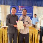 បណ្ណកម្មសិទ្ធិចំនួន ១ ៨៧១ បណ្ណ ត្រូវបានប្រគល់ជូនបងប្អូនប្រជាពលរដ្ឋ ចំនួន៤ភូមិ នៅឃុំ២ធ្នូ ស្រុកស្នួល ខេត្តក្រចេះ