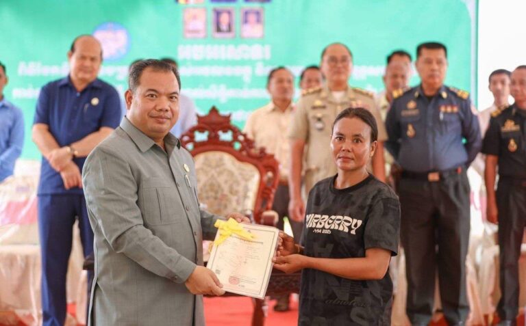 ប័ណ្ណកម្មសិទ្ធិចំនួន ១ ៧៦៣ ប័ណ្ណ ត្រូវបានប្រគល់ជូនបងប្អូនប្រជាពលរដ្ឋនៅក្នុងភូមិអូររៃ ភូមិពងទឹក និងភូមិអន្លង់ស្វាយ ឃុំអូររៃ ស្រុកថាឡាបរិវ៉ាត់ ខេត្តស្ទឹងត្រែង