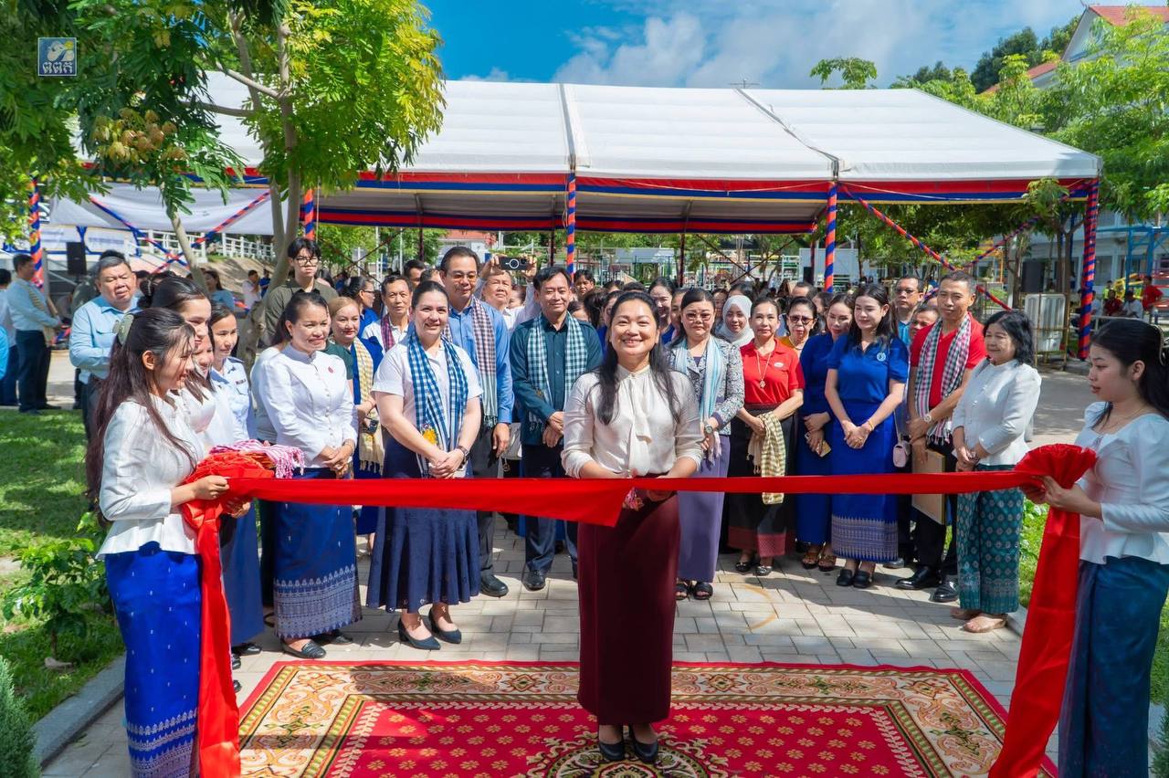 លោកជំទាវ ឌិត នីតា៖ «សាលារៀនគឺជាស្ពានតភ្ជាប់ក្តីស្រមៃរបស់កូនៗ ទៅកាន់អនាគតដ៏ភ្លឺស្វាង ដែលមានលោកគ្រូ អ្នកគ្រូ ជាអ្នកកាន់គោមបំភ្លឺផ្លូវ»