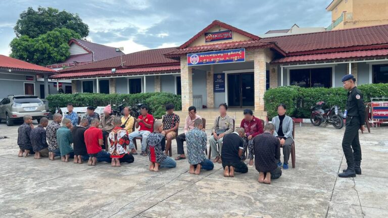 ឱក្មេង…អេីយក្មេង​..ដូច ពាក្យចាស់ពោលថាក្មេង​ ប្រៀបបាន ដូចជាសត្វមមាចមេន…!  ឃើញហើយ លឺហើយនៅតែមិនរៀងចាល ករណីក្មេងទំនើងចំនួន១១នាក់ បែកគំនិតធ្វើសកម្មភាពជិះម៉ូតូជាក្រុមបង្ករភាពរញេររញៃ និងបង្ហោះម៉ូតូ​តាមផ្លូវ​សាធារណៈ​យ៉ាង​អ​នា​ធិប​តេយ្យ​ បង្កការភ័យខ្លាចដល់ពលរដ្ឋកំពុងធ្វើដំណើរ​ ត្រូវបានអាវុធហត្ថខេត្ត​កំពង់ស្ពឺ​ បង្ក្រាប ​និង​ឃាត់ខ្លួនភ្លាមៗ​……….!