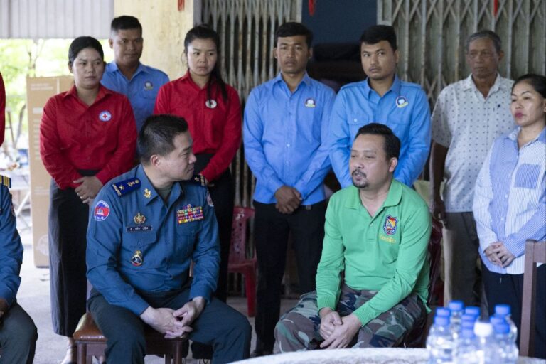 លោកឧត្តមសេនីយ៍ត្រី ម៉េង ស្រ៊ុន មេបញ្ជាការ ក្នុង​ស្មារតី​មនុស្សធម៌​បានបន្តអញ្ជើញ​ដឹកនាំក្រុមការងារកងរាជអាវុធហត្ថខេត្តកំពង់ស្ពឺ​ ចុះសួរសុខទុក្ខវីរៈកងទ័ពលោកអនុសេនីយ៍ត្រី ផាន់ ផល្លា ជំនួយការការិយាល័យឃោសនាព័ត៌មាន ដែលកំពុងសម្រាកព្យាបាលជំងឺពុកក្បាលឆ្អឹងភ្លៅទាំងសងខាងនៅ​គេហដ្ឋាន​ ក្នុងក្រុងច្បារមន…