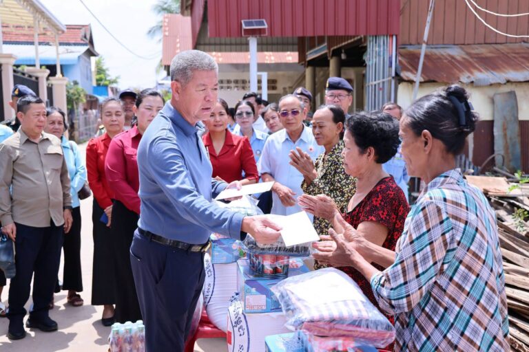 ប្រជាពលរដ្ឋក្រីក្ររងគ្រោះដោយខ្យល់កន្តរចំនួន០៣ គ្រួសារ ក្នុងស្រុកកោះធំ ទទួលបានអំណោយមនុស្សធម៌ ពីសាខាកាកបាទក្រហមកម្ពុជាខេត្តកណ្ដាល