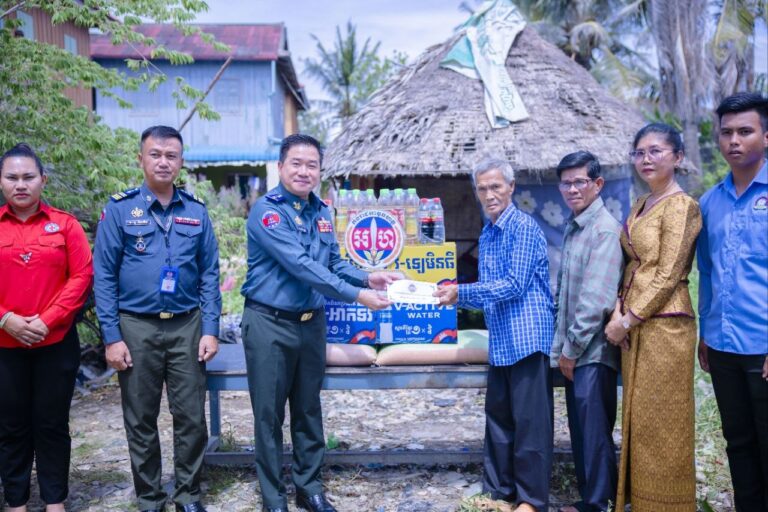 លោកឧត្តមសេនីយ៍ត្រី ម៉េង ស្រ៊ុន ដឹកនាំក្រុមការងារចុះសួរសុខទុក្ខ និងនាំយកអំណោយឧបត្ថម្ភជូនប្រជាពលរដ្ឋខ្វះខាតនៅក្រុងច្បារមន