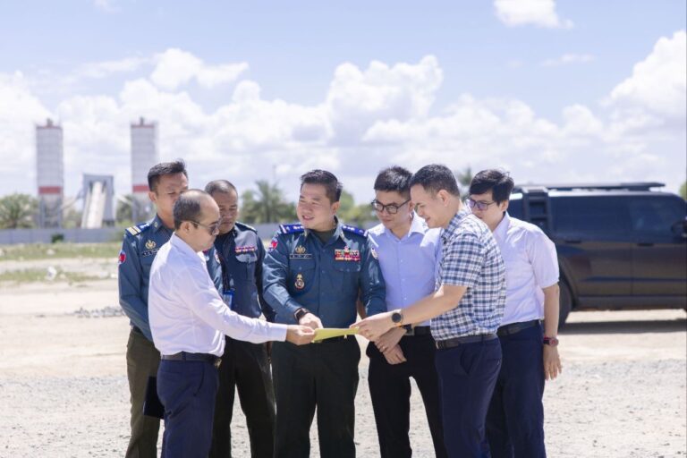 លោកឧត្តមសេនីយ៍ត្រី ម៉េង ស្រ៊ុន អញ្ជើញទទួលជួបសំណេះសំណាលជាមួយលោក ថៀវ វ៉ាន់ណាម នាយកសាខា Metfone ខេត្តកំពង់ស្ពឺ និង រួមដំណើរចុះត្រួតពិនិត្យវឌ្ឍនភាពការសាងសង់អគារសេនាធិការដ្ឋានកងរាជអាវុធហត្ថខេត្តកំពង់ស្ពឺថ្មី