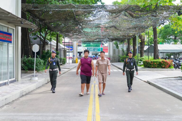 អាវុធហត្ថរាជធានីភ្នំពេញ បញ្ជូនជនសង្ស័យ០៤នាក់ ទៅតុលាការពាក់ព័ន្ធករណីលួច ២ករណីផ្សេងគ្នា!